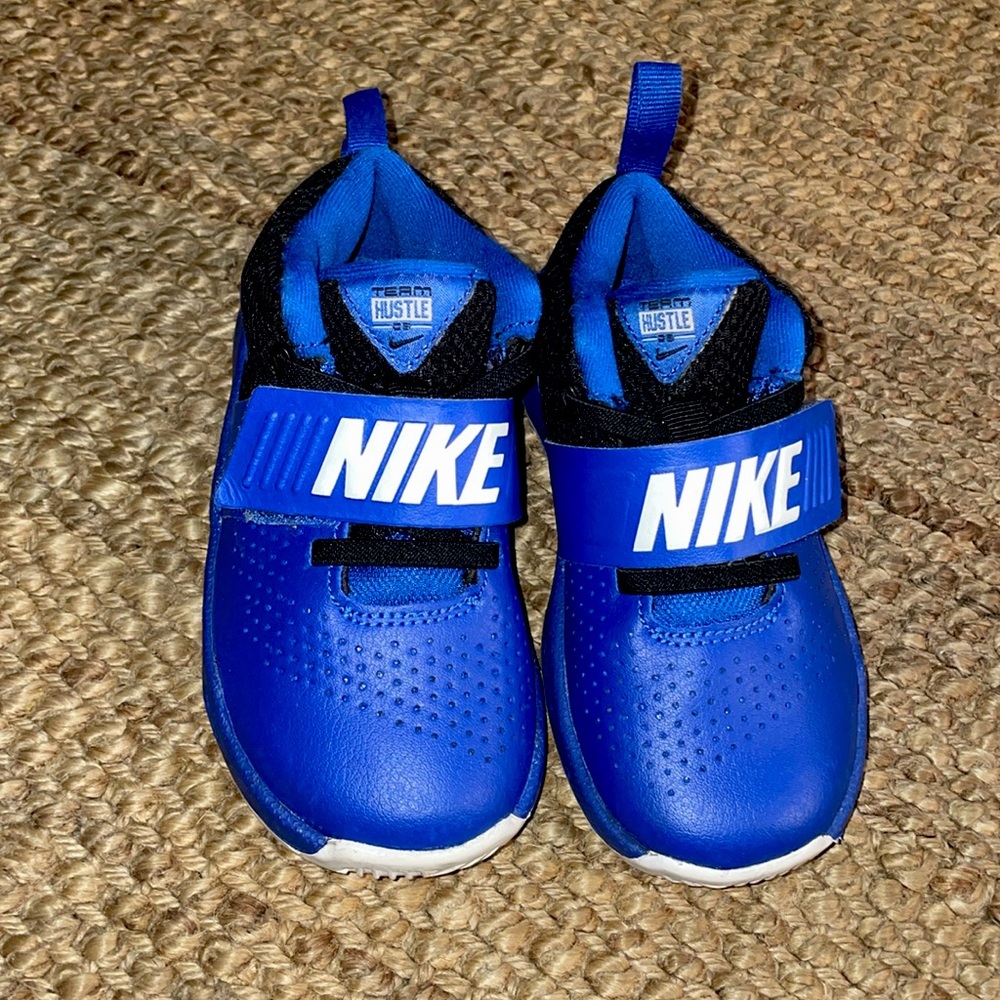 Nike Boys Team Hustle Basketball Shoes